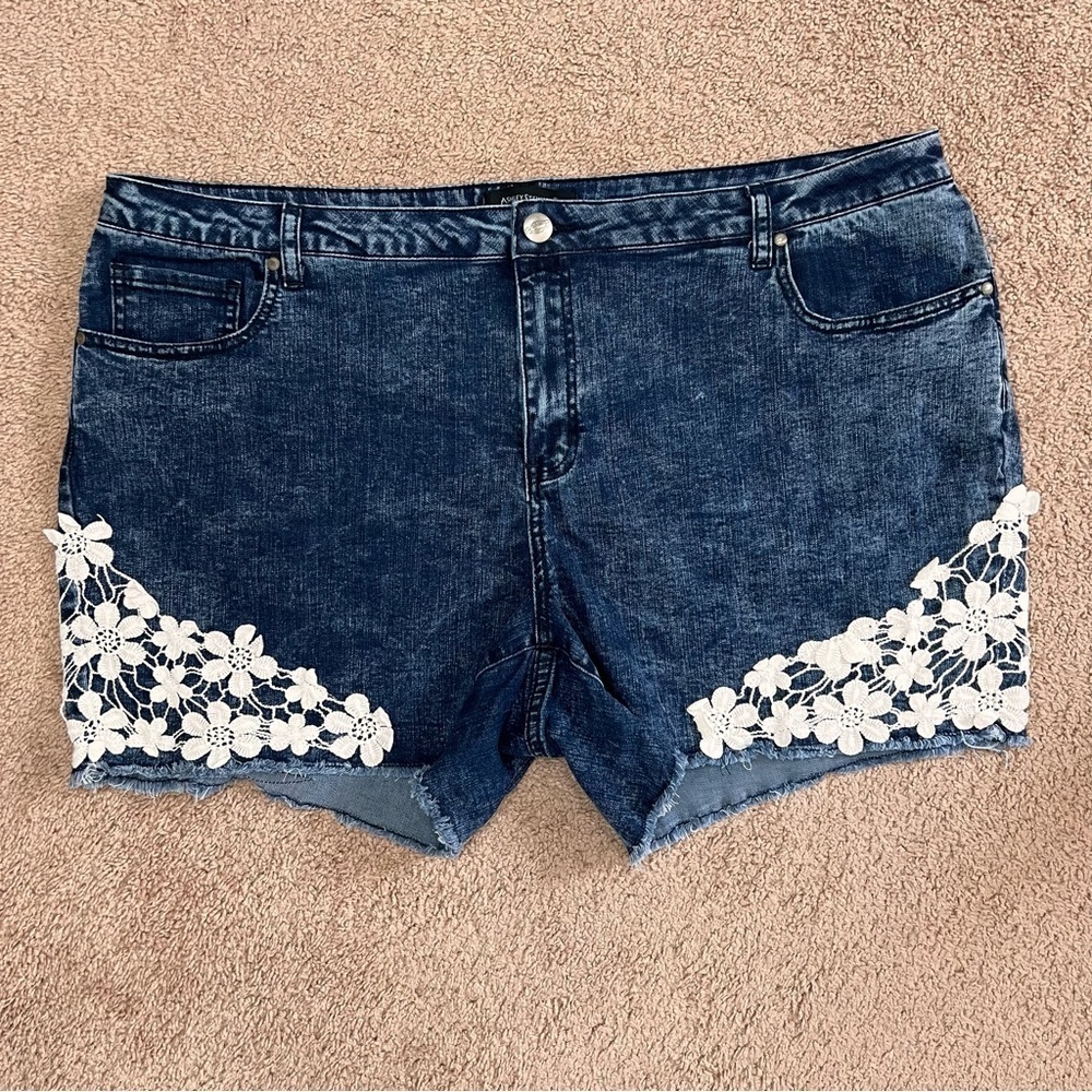 NWT Ashley Stewart Denim Shorts with Indigo wash and Embroidery Accent Size 24